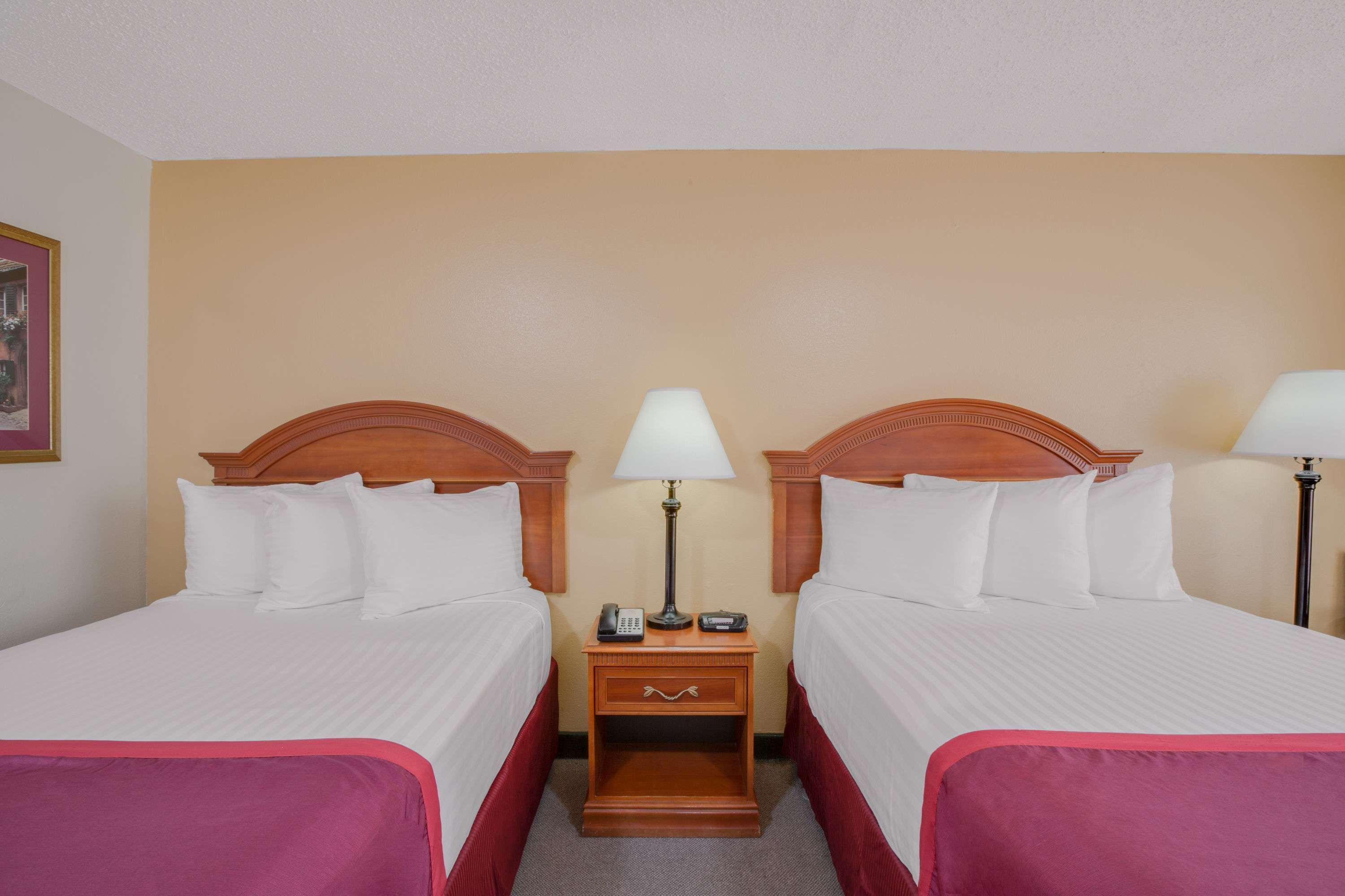 Days Inn By Wyndham Asheville West Candler Экстерьер фото