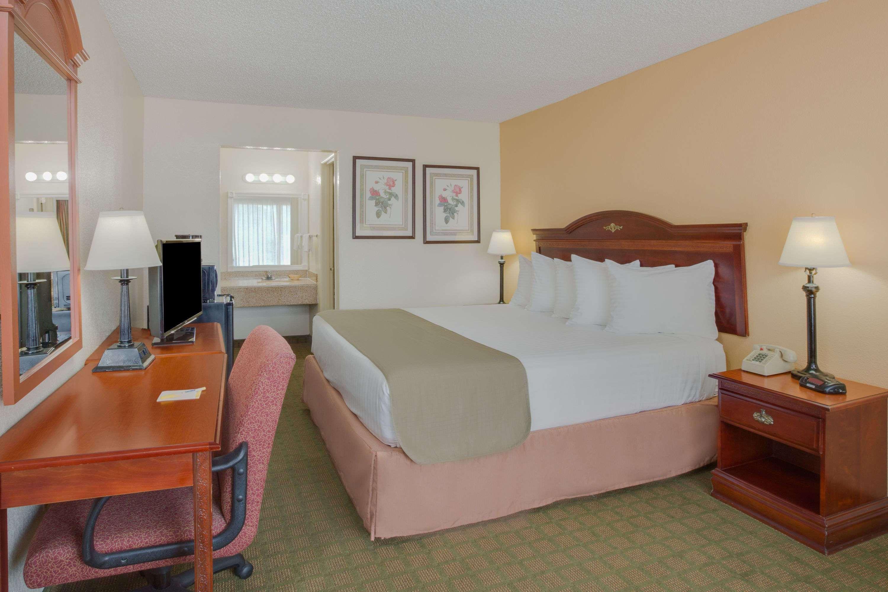 Days Inn By Wyndham Asheville West Candler Экстерьер фото
