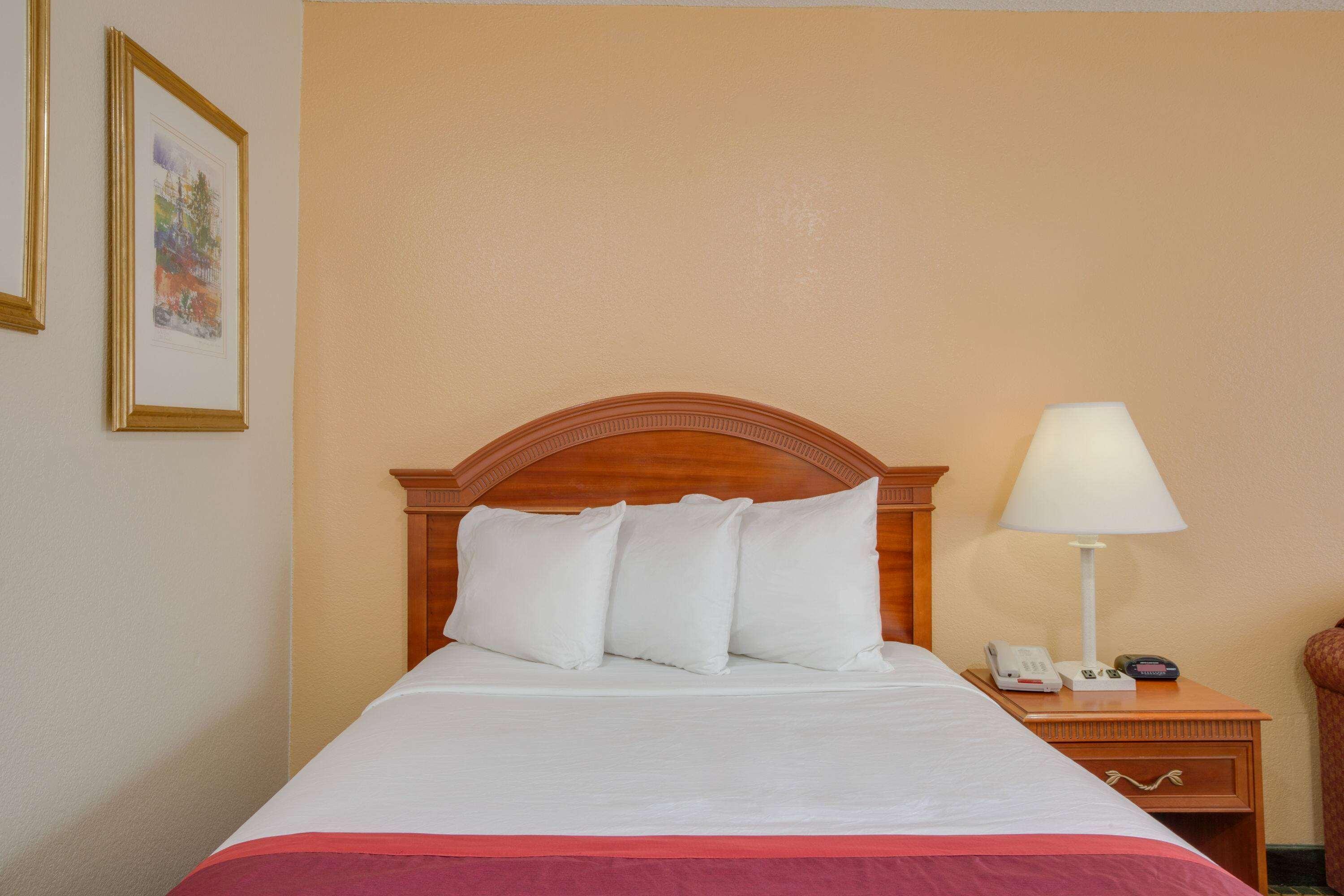 Days Inn By Wyndham Asheville West Candler Экстерьер фото