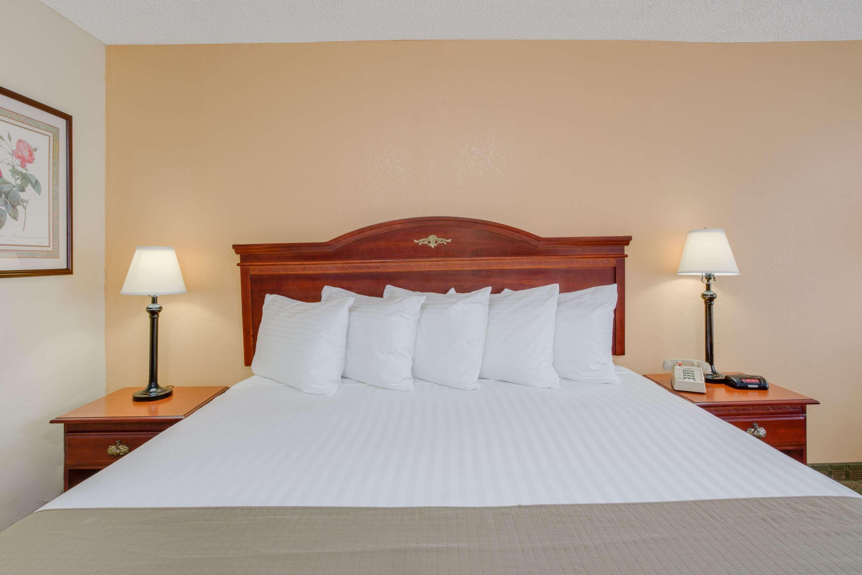 Days Inn By Wyndham Asheville West Candler Экстерьер фото
