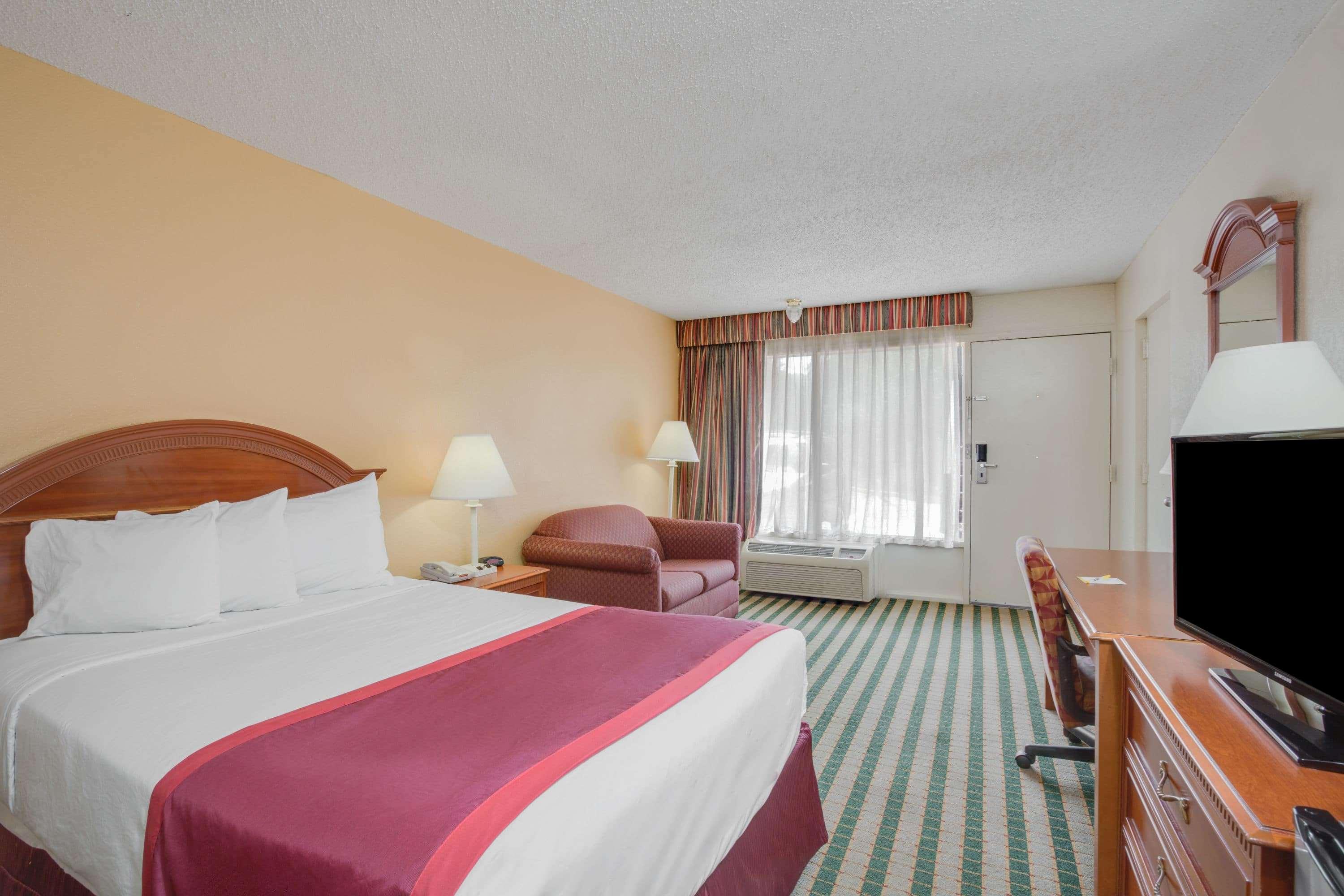 Days Inn By Wyndham Asheville West Candler Экстерьер фото