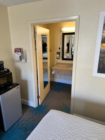 Days Inn By Wyndham Asheville West Candler Экстерьер фото